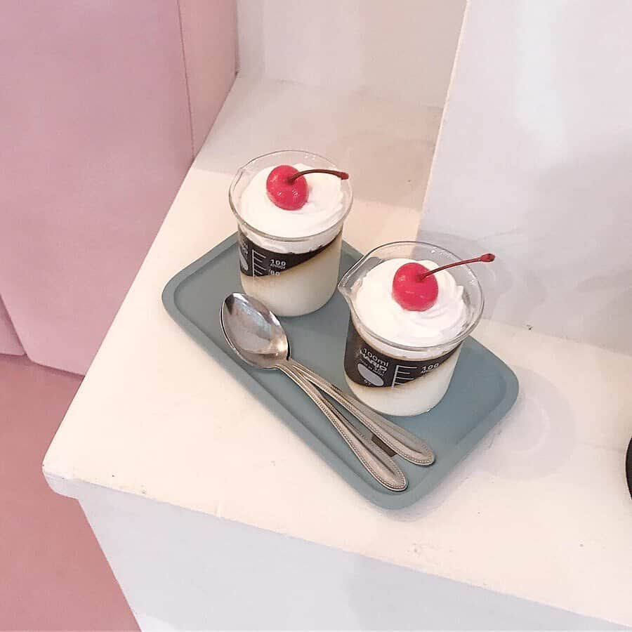 RiLiさんのインスタグラム写真 - (RiLiInstagram)「. 下北沢にある『On The WAY,coffee&cupcake』の コーヒーゼリー☕🍒 なんと容器がビーカーなんだとか👀💡 サイズ感と上にちょこんと乗ったチェリーがキュート🍒💕 . . 写真は @__su_5xii さん💕 ． . ❣ ❣ ❣ ❣ ❣ アプリやSNSで掲載させていただくお写真募集中😘📸 かわいいコーデやアイテム、注目スポットなどが撮れたら、#rili_tokyo  を付けて投稿❗ . #rili #秋  #onthewaycoffeecupcake#ontheway #オンザウェイ #東京カフェ#下北沢カフェ #カフェ巡り #下北沢 #コーヒーゼリー #お洒落さんと繋がりたい #おしゃれさんと繋がりたい」9月24日 21時00分 - rili.tokyo