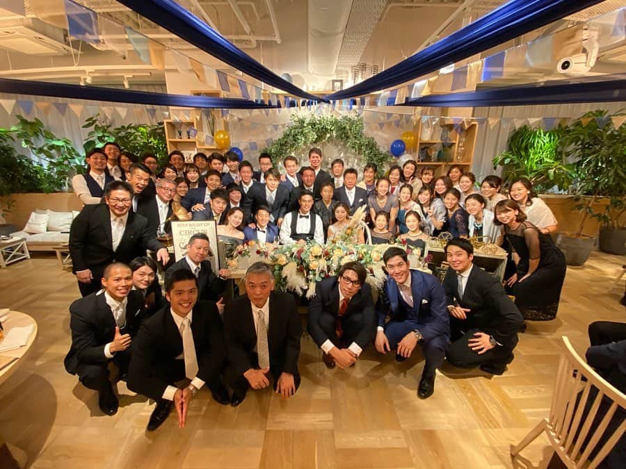 青木玲緒樹のインスタグラム：「_ 夢にでてくるほど楽しみにしてた 翼と優奈の結婚式💍  翼キマってたし🤵🏻 優奈のウエディングドレス姿も すごく綺麗でうっとり👰🏻💗 会場のコーディネートも可愛くて ふたりらしいな〜と☺️💗 よく喧嘩するふたりだけど、本当は仲良しで 憧れの夫婦🌹 ふたりとも本当におめでとう！！ 末永くお幸せに🌟  あと、引き出物は 欲しくて買おうか迷ってた 水滴がつかないグラス🥂 すごく嬉しい！！！ありがとう😊♡」