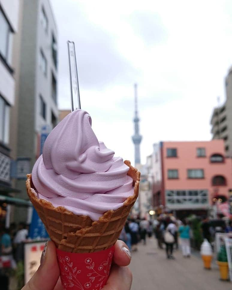 橘知衣代さんのインスタグラム写真 - (橘知衣代Instagram)「. 浅草へ紫芋のソフトクリーム食べに行ってきたよ～🍦 ソフトクリームは紫芋がいっちばんすき💓ほんとうにすき💓 ちっちゃいとき最寄り駅にお芋屋さんがあってよく食べに連れていってもらったな～と思い出しました✨👯 東京で調べたら日本橋か浅草しか出てこーへんかってんけど、他にもあるんかなぁ...🤔」9月24日 21時04分 - chieyotachibana