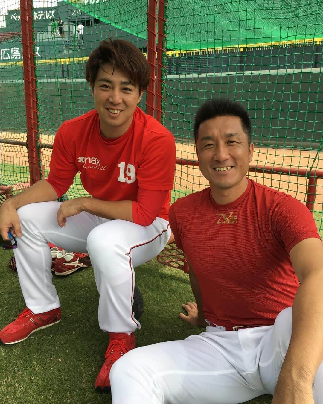 地方民のカープ女子のインスタグラム：「・ 永川さんカープ一筋17年間お疲れ様です😭👏👏 ・ 引退試合でサヨナラ勝利できて本当に良かった☺️❣️❣️ ・ 娘さんの始球式もお父さん譲りのナイスピッチング👧🏻💗 ・ #永川勝浩#野村祐輔  #広島東洋カープ#広島カープ#カープ#carp #たかあきブログより」