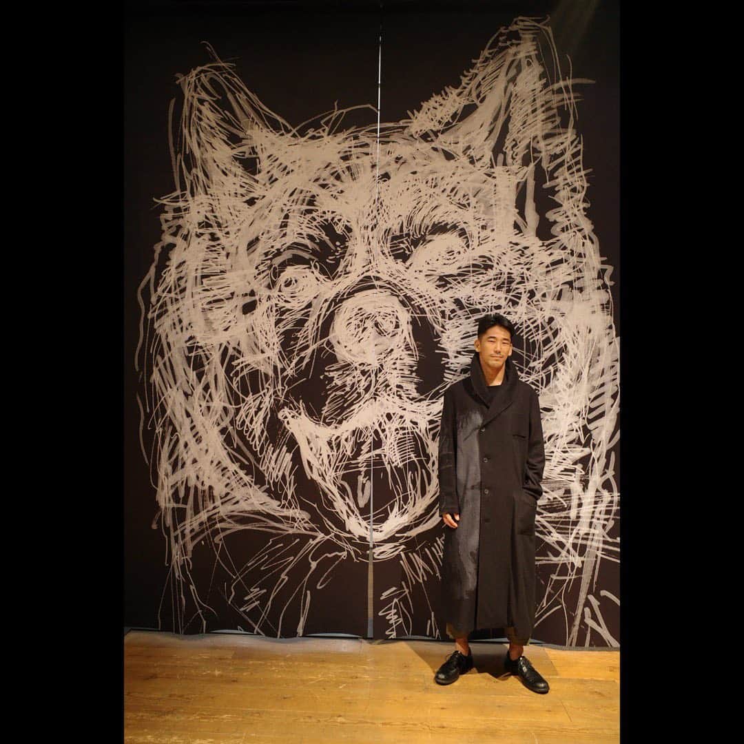 のインスタグラム：「ヨウジヤマモト青山店で行われているアート・インスタレーションを観に行ってきました。  Yuuka Asakura for Yohji Yamamoto Autumn-Winter 2019-20 Art Installation At @yohjiyamamotoofficial Aoyama  I’m so proud of you @asakurayuuka and always inspired by Yohji Yamamoto.  かなり刺激を受けたので、明日も良いライブができそうです！  #EXILE #三代目JSOULBROTHERS #三代目JSOULBROTHERSfromEXILETRIBE #三代目JSB #三代目 #3jsb #ldh #小林直己 #NaokiKobayashi  #Yohjiyamamoto #YuukaAsakuara #FNOJP #RAISETHEFLAG #Tokyodome #jpop #kpop #jsb #japan #tour #show #モノづくりは自分と向き合うこと #創作は戦いだ #今日は体も頭も良く働きました」