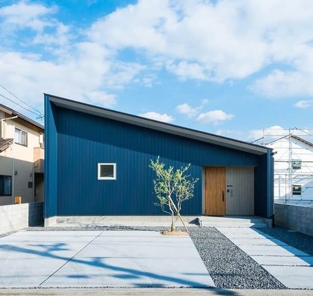 コラボハウス一級建築士事務所さんのインスタグラム写真 - (コラボハウス一級建築士事務所Instagram)「.⠀⠀⠀⠀ 徹底したのはシンプルさ。⠀⠀⠀⠀ 珍しいジャンブルーのガルバリウムを使用。⠀⠀⠀⠀ 反対色の木目ドアを用いてアクセントにしています。⠀⠀⠀⠀ .⠀⠀⠀⠀ 他にも沢山のお家を⠀⠀⠀⠀ ホームページの施工例でご紹介しています。⠀⠀⠀⠀ @collabo_house　からご覧ください。⠀⠀⠀⠀ #外観 #ファサード #片流れ屋根 #ガルバリウム #シンプル #軒天 #玄関 #ドア #モルタル #オールドパイン #自分らしい暮らし #デザイナーズ住宅 #注文住宅新築 #設計士と直接話せる #設計士とつくる家 #コラボハウス #インテリア #愛媛 #香川 #新築 #注文住宅 #シンボルツリー #マイホーム」9月24日 21時15分 - collabo_house