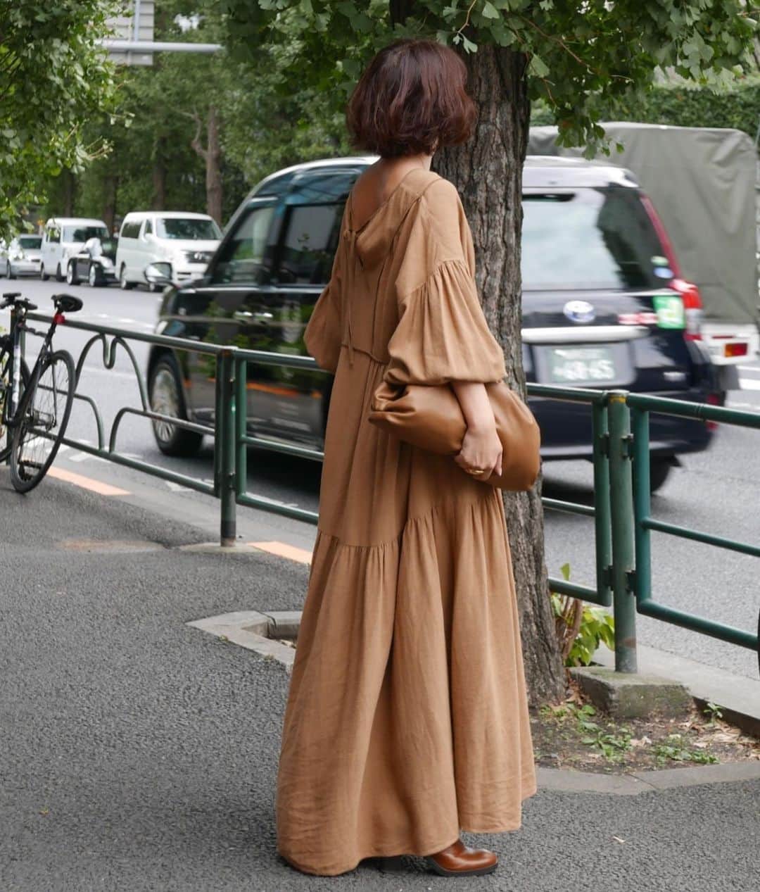JUNNAさんのインスタグラム写真 - (JUNNAInstagram)「このAW1番人気のドレス😌 ストーリーハイライトの 2019AWプレス展会 "𝐸𝑋𝐻𝐼𝐵𝐼𝑇𝐼𝑂𝑁"の中で 私が着ているのはキャメル🐫 @sonekana が着ているのは ブラック。 ・ ・ ・ outer/#リバーロングストールコート 発売終了/再販無し dress/ #リネンボリュームマキシドレス  9月26日発売 boots/ #fabiorusconi bag/ #BottegaVeneta  #RoundTripRing #etretokyo #156cm #junna👠#2019etreAW #キャメル#ブラウン#ブラウンコーデ #ボブ#ボブアレンジ #大人ボブ#大人カジュアル#エトレコート#ボッテガ#ボッテガヴェネタ#秋服#bottegavenetabag #danielle#bottegavenetathepouch」9月24日 21時17分 - junna