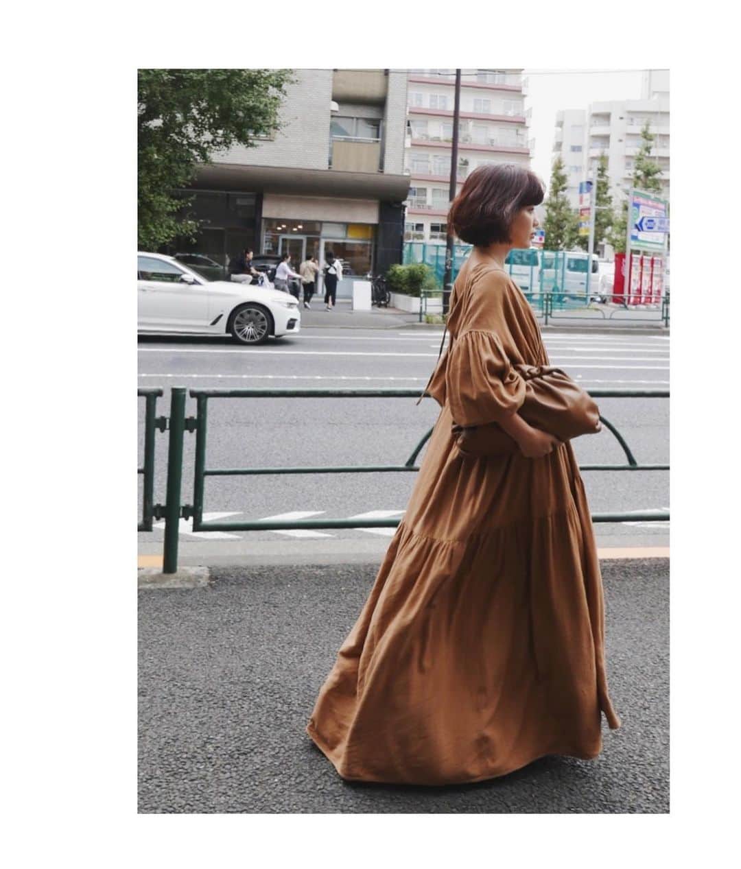 JUNNAのインスタグラム：「このAW1番人気のドレス😌 ストーリーハイライトの 2019AWプレス展会 "𝐸𝑋𝐻𝐼𝐵𝐼𝑇𝐼𝑂𝑁"の中で 私が着ているのはキャメル🐫 @sonekana が着ているのは ブラック。 ・ ・ ・ outer/#リバーロングストールコート 発売終了/再販無し dress/ #リネンボリュームマキシドレス  9月26日発売 boots/ #fabiorusconi bag/ #BottegaVeneta  #RoundTripRing #etretokyo #156cm #junna👠#2019etreAW #キャメル#ブラウン#ブラウンコーデ #ボブ#ボブアレンジ #大人ボブ#大人カジュアル#エトレコート#ボッテガ#ボッテガヴェネタ#秋服#bottegavenetabag #danielle#bottegavenetathepouch」