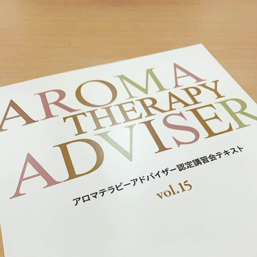 AYUMIさんのインスタグラム写真 - (AYUMIInstagram)「アロマテラピー1級取得し もう少し勉強したいことができ アロマテラピーアドバイザー認定講習会へ🌿 今後は、植物やアロマをとおしての環境意識のことも 学んでみたいな🌏 . 自然の中で生きている私たちは、自然環境を守り続けたい。以前オーガニックアドバイザーの勉強をしてからは、自然の循環がなされているか？！は、自分が何かを選ぶ時の基準の心がけにもなっています。 1人の人、一つの家庭から、できることはあると思うようになりました アロマ環境ではどんなことが学べるかな✨ . もう一つは、家族や友人、ボランティアなどでも人を癒す、ハンドセラピストの勉強もしてみたいな🤝💚 赤ちゃんがお母さんに抱っこされて安心するように 手と手をあわせて、植物の癒しで心がゆるんだらうれしい  ゆっくりマイペースですが 興味のあることだけは 勉強できるのね（笑 . . #アロマテラピーアドバイザー #日本アロマ環境協会 #AEAJ #アロマテラピー #植物のめぐみ #かおりで #心と体に #癒やしを」9月24日 21時19分 - ayumiayunco