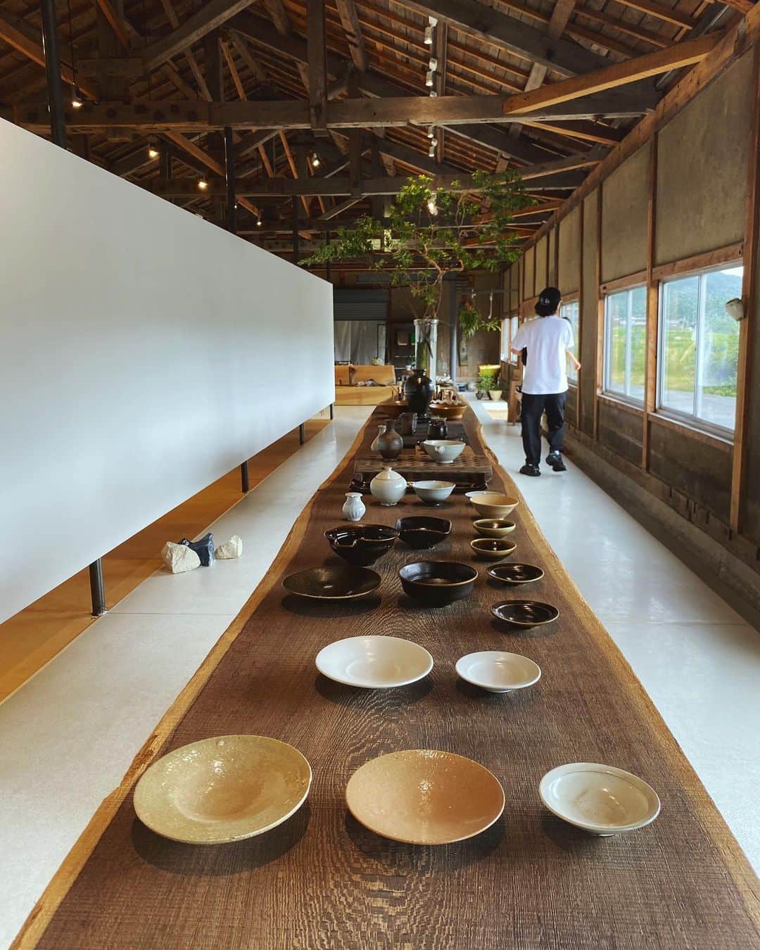 Saki のインスタグラム：「行きたかったお店へ…🌱🌱🌱🌱🌱田んぼに囲まれたのどかな場所にある #Notashop 到着するまで3周ぐらいグルグル回り…🚘🌀笑  ヤンチャ盛りなジョアンは交代で外で見ました😂 水たまりで遊び出して、まぁ楽しそうやしいっか😊なっと💦🐸 モダンで新しいカッコいい空間🌋」