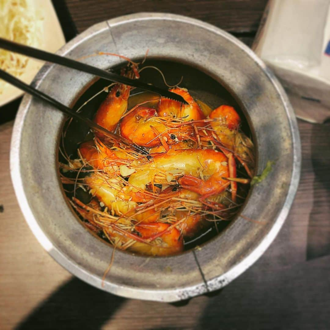 小峰みこさんのインスタグラム写真 - (小峰みこInstagram)「台湾で食べた胡椒蝦🦐 熱々の壺に入って出てくるの 台湾ではわりとポピュラーなカタチみたい😉 胡椒以外にもバターとかガーリックとかいろんな味があっておいしかった😋  あとはお気に入りの、たけのこのお刺身も食べたよ🍴 この時期しかないから、台湾行ったら必ず食べたいやつ♪  お店の名前覚えられなかったなぁ💦 看板も一緒に写メ撮れば良かったと後悔🤦‍♀️ #好吃 #開心 #taiwan #台灣 #台灣美食 #蝦 #えび大好き #食べスタグラム #旅グルメ #식사 #餐 #Makan #Lezat #yummy」9月25日 8時17分 - mico_19911201