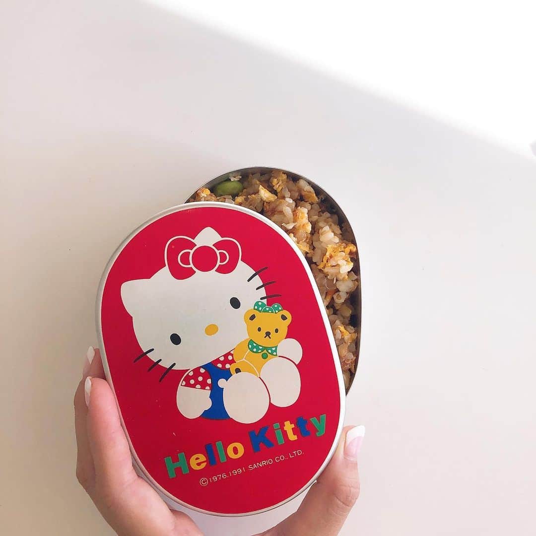 Risako Yamamotoさんのインスタグラム写真 - (Risako YamamotoInstagram)「懐かしいお弁当箱♥️ ・ 私が幼稚園の時に使っていたお弁当箱で、これだけは…とママが思い出に置いてくれていたもの♡☺︎ ・ 久しぶりに取り出してみました♡笑 #梅塩昆布チャーハン #お弁当箱 #キティちゃん」9月25日 8時17分 - risako_yamamoto