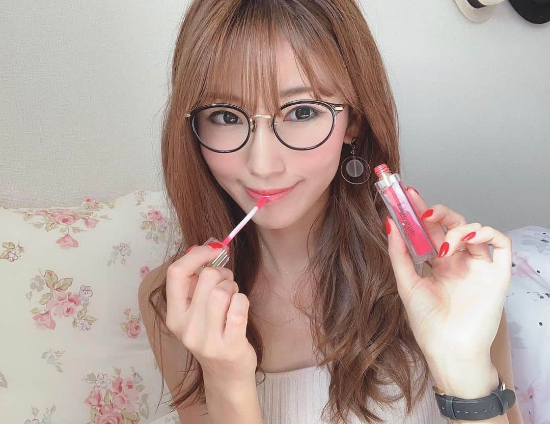 のインスタグラム：「おはようございます💓ただただ眠いっ！笑 . 最近のコスメ事情💄 @liplupinus のヒト型幹細胞培養液配合のリップグロスを使うと唇がプルンプルン💓💓 私がつけてるのはルピナスマットレッドだよん❤️唇の真ん中だけにつけるとオルチャンメイクになるよ💋 . . . . #リップルピナス #リップグロス #ヒト幹細胞コスメ #pr #メガネ女子 #だてめがね」