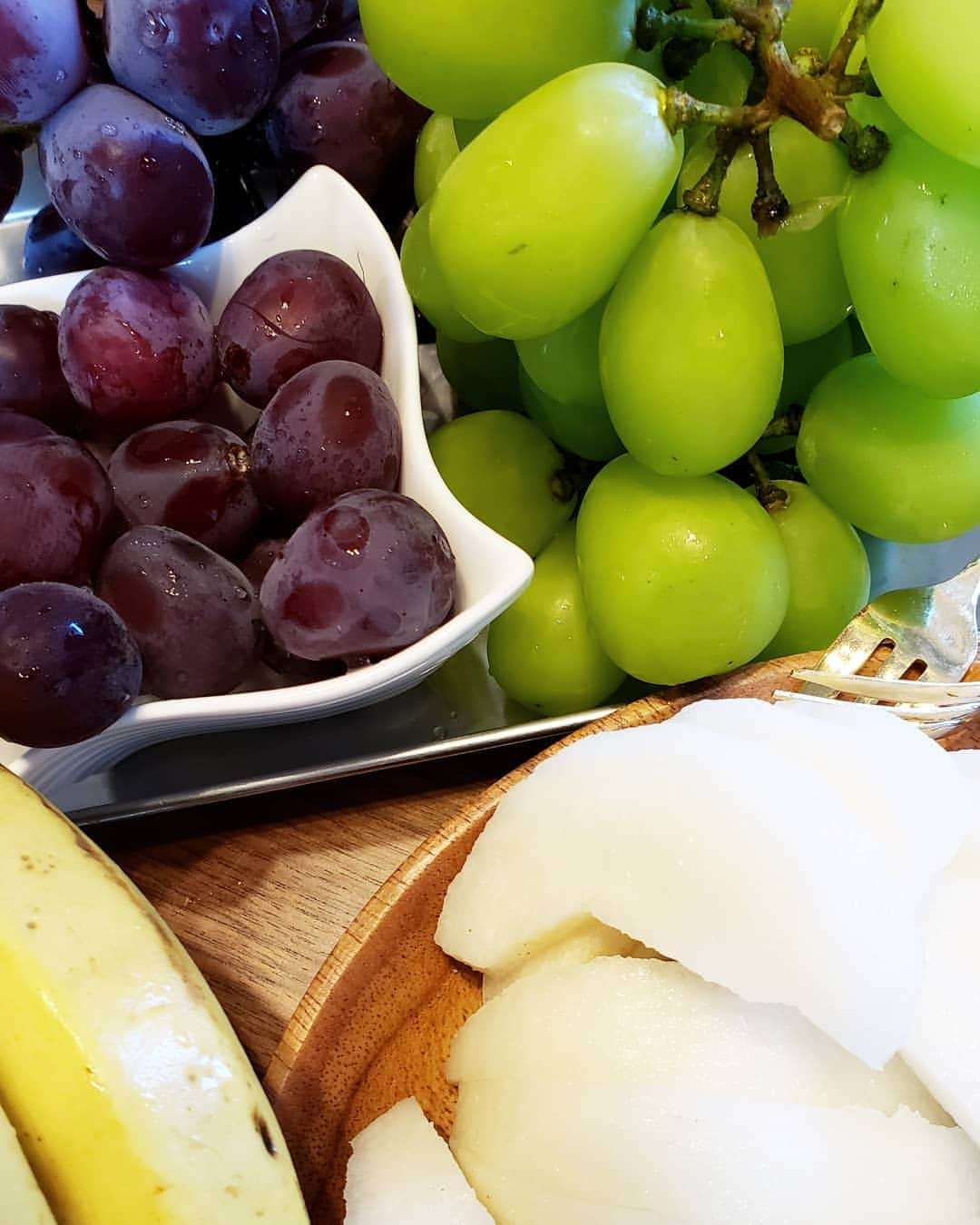 CHIHARUさんのインスタグラム写真 - (CHIHARUInstagram)「朝から幸せや～🍇🍐🍌 並べる前にマスカットはついつい先に食べちゃいます笑  #ありがとうございます #いただきます  #シャインマスカット#ピオーネ#あたご梨#20世紀梨#岡山県#鳥取県」9月25日 6時53分 - 10090725c