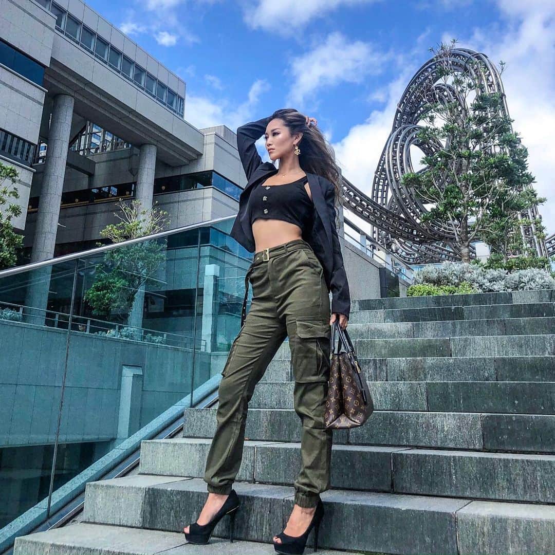 のインスタグラム：「#fashionnova#fashionnovababe#armystyle#cargopants#jacket#coord#ootd#highheels#fashionista#longhair#autumnfashion#photogenic#instagrammable#yokohama#highheels#ジャケット#カーゴパンツ#オトナ女子」
