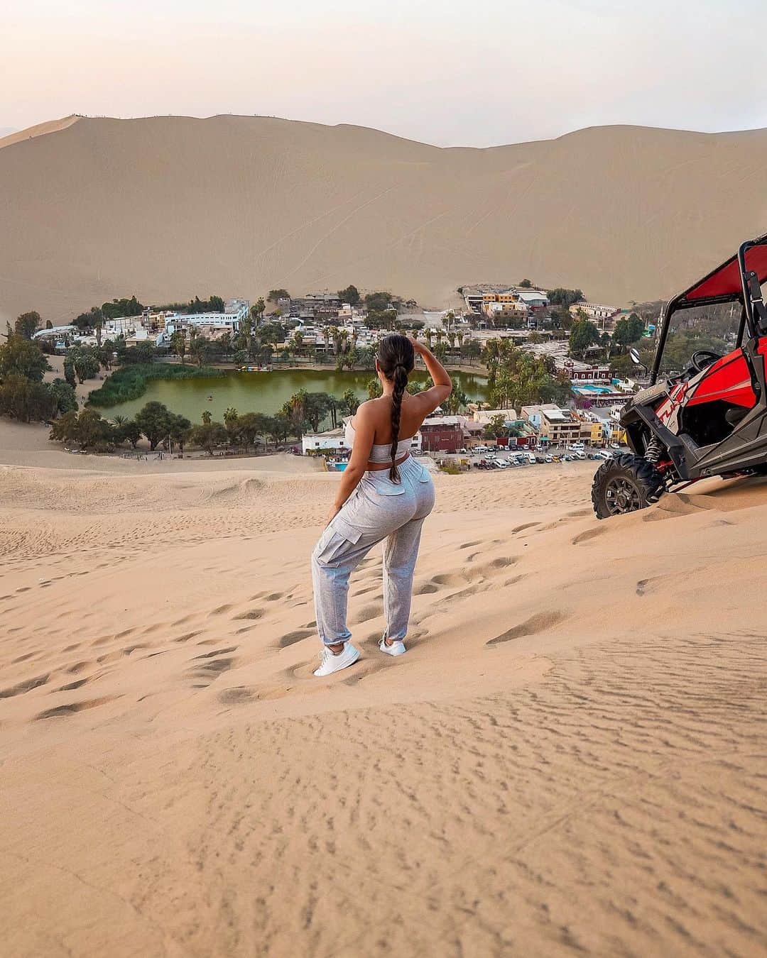 Aylen Aのインスタグラム：「Outfit @fashionnova ..An oasis in the middle of the desert 🌵 Catch me if you can 🏎」