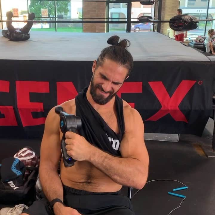 セス・ロリンズのインスタグラム：「Can you guys make one for my brain too? _____ My recovery partners @CompexUSA always find new ways to help me feel my best after going to toe to toe with the likes of @adamscherr99  _____ Check out the new Compex Fixx 1.0 massager at compex.com and #FeelNextLevel  #compexusa #compex #muscle #activerecovery #compexathlete #fitness」