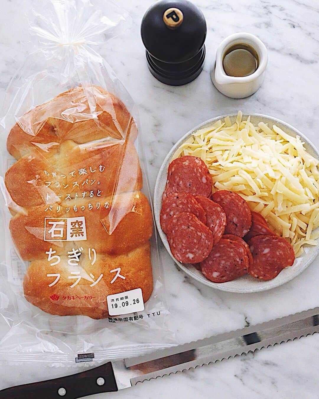 樋口正樹さんのインスタグラム写真 - (樋口正樹Instagram)「Pizza Toast . 今朝はピザトースト。 シンプルな具材で🍕 . パンは今月新発売の タカキベーカリーの 石窯ちぎりフランス。 まずはちぎらないで 上下を半分にカット、 断面にチーズひろげ、 サラミをトッピング、 黒こしょうをふって、 オリーブオイルかけ、 トースターで焼いて。 . パン切りナイフを使わないで美味しく食べれるのが「石窯ちぎりフランス」の良いところだけど、パン切りナイフでこうやって切ると、さらに楽しみが広がるのでかなりおすすめ！ 👉@takaki_bakery_official . . #石窯ちぎりフランス #ピザトースト #ピザパン #石窯パン #パン部 #朝ごはん #朝ごパン #パンスタグラム #パン大好き #大家族におすすめ #朝の楽しみ #takakibakery #pizzatoast #pizza」9月25日 7時47分 - higuccini