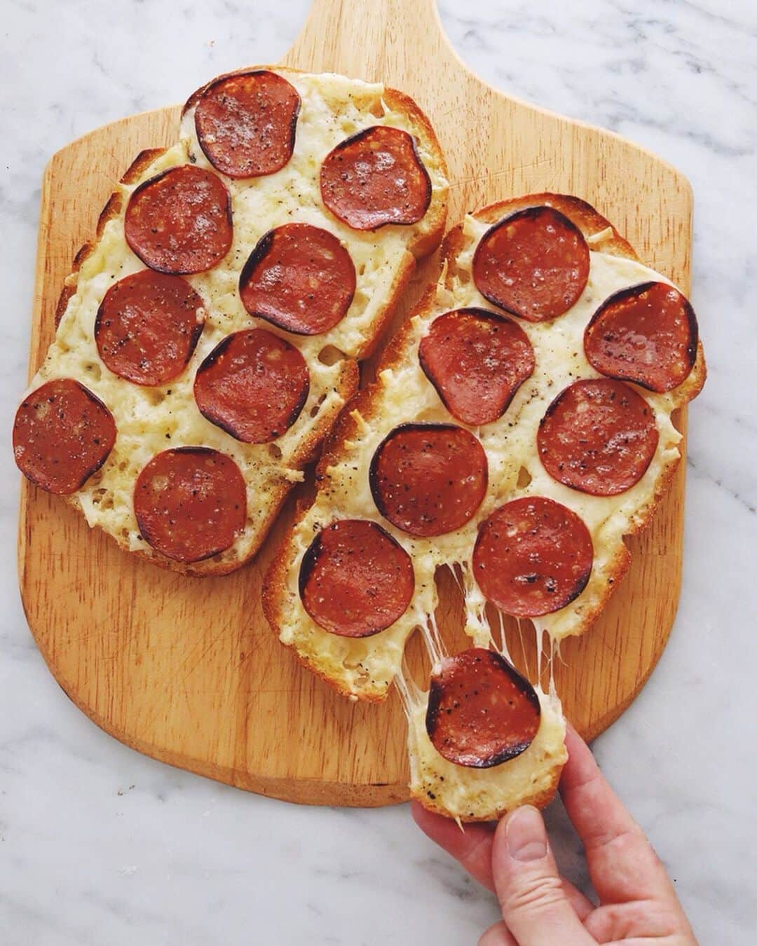 樋口正樹さんのインスタグラム写真 - (樋口正樹Instagram)「Pizza Toast . 今朝はピザトースト。 シンプルな具材で🍕 . パンは今月新発売の タカキベーカリーの 石窯ちぎりフランス。 まずはちぎらないで 上下を半分にカット、 断面にチーズひろげ、 サラミをトッピング、 黒こしょうをふって、 オリーブオイルかけ、 トースターで焼いて。 . パン切りナイフを使わないで美味しく食べれるのが「石窯ちぎりフランス」の良いところだけど、パン切りナイフでこうやって切ると、さらに楽しみが広がるのでかなりおすすめ！ 👉@takaki_bakery_official . . #石窯ちぎりフランス #ピザトースト #ピザパン #石窯パン #パン部 #朝ごはん #朝ごパン #パンスタグラム #パン大好き #大家族におすすめ #朝の楽しみ #takakibakery #pizzatoast #pizza」9月25日 7時47分 - higuccini