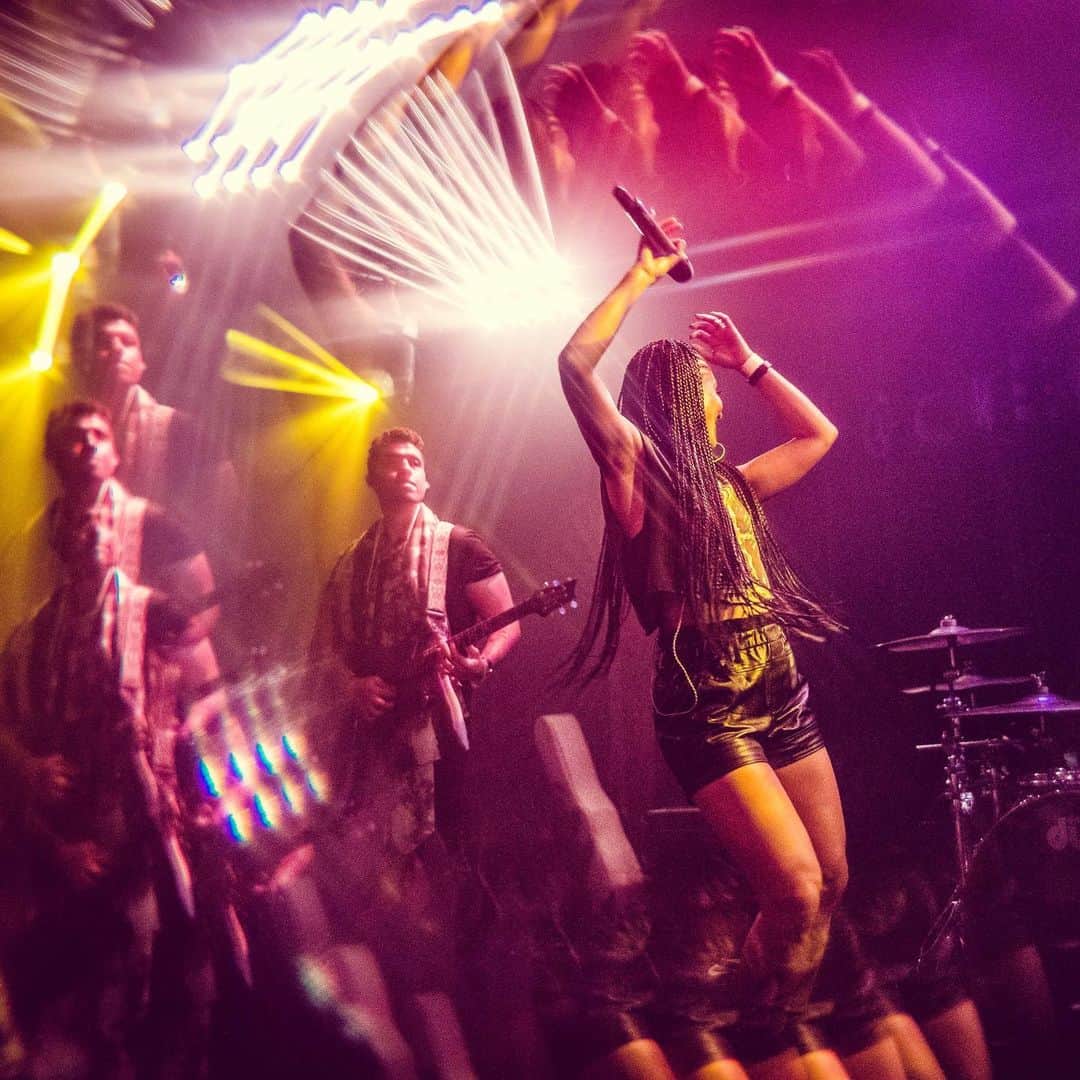 シェネルのインスタグラム：「This is kinda the closest visual that describes what goes on in my body when I'm on stage lol 📸 @skylerbarberio #dopephotography」