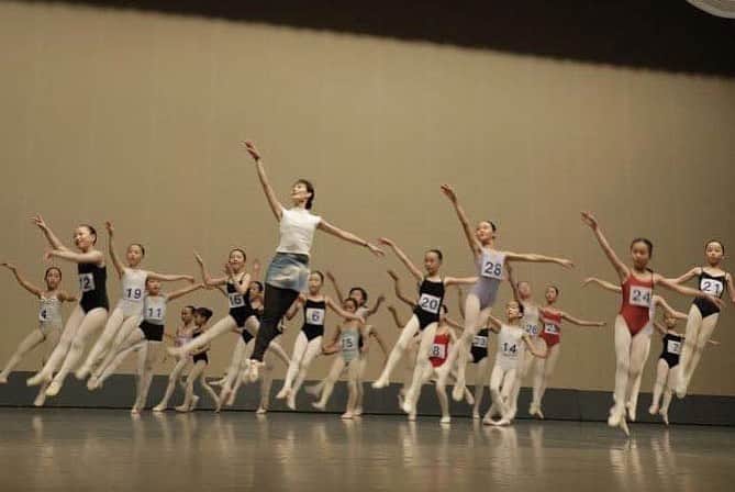 伊藤友季子さんのインスタグラム写真 - (伊藤友季子Instagram)「ー𝑺𝒉𝒐𝒏𝒂𝒏 𝑩𝒂𝒍𝒍𝒆𝒕 𝑪𝒐𝒎𝒑𝒆𝒕𝒊𝒕𝒊𝒐𝒏🌊 湘南バレエ・コンペティションの 初日にワークショップ講師と 審査員を務めさせて頂きました☺︎ 可愛い子供たちと一緒にレッスンして 堂々と一人で舞台で踊っている姿を見せて頂いて 小さな体から溢れ出る バレエに対する情熱に心打たれました。 また今回は初の試みとして 審査員×出場者のトークセッションが開催され 子供たちからたくさんの質問がありました。 小学生でこんなに色々と考えているんだと驚きましたが 皆さんにとって少しでも役に立っていたら嬉しいです。 （私たち審査員も楽しませて頂きました♪） これほど出場者に寄り添った温かいコンクールは 他にないのではと思うくらい スタッフや審査員の先生方の愛が感じられて 今年もその一員として携わることができて幸せでした。 . 出場者の皆さま、関係者の皆さまお疲れ様でした！ . 写真: Miyachi Photo –––––––––––––––––––––––––––––––––––––———— #ballet #balletdancer #ballerina #balletclass #balletlesson #balletcompetition #バレエ #バレエダンサー #バレリーナ #バレエレッスン #バレエ教室 #バレエスタジオ #バレエコンクール #バレエワークショップ #湘南バレエコンペティション」9月25日 7時59分 - yukiko_xx