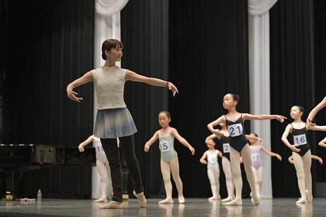 伊藤友季子さんのインスタグラム写真 - (伊藤友季子Instagram)「ー𝑺𝒉𝒐𝒏𝒂𝒏 𝑩𝒂𝒍𝒍𝒆𝒕 𝑪𝒐𝒎𝒑𝒆𝒕𝒊𝒕𝒊𝒐𝒏🌊 湘南バレエ・コンペティションの 初日にワークショップ講師と 審査員を務めさせて頂きました☺︎ 可愛い子供たちと一緒にレッスンして 堂々と一人で舞台で踊っている姿を見せて頂いて 小さな体から溢れ出る バレエに対する情熱に心打たれました。 また今回は初の試みとして 審査員×出場者のトークセッションが開催され 子供たちからたくさんの質問がありました。 小学生でこんなに色々と考えているんだと驚きましたが 皆さんにとって少しでも役に立っていたら嬉しいです。 （私たち審査員も楽しませて頂きました♪） これほど出場者に寄り添った温かいコンクールは 他にないのではと思うくらい スタッフや審査員の先生方の愛が感じられて 今年もその一員として携わることができて幸せでした。 . 出場者の皆さま、関係者の皆さまお疲れ様でした！ . 写真: Miyachi Photo –––––––––––––––––––––––––––––––––––––———— #ballet #balletdancer #ballerina #balletclass #balletlesson #balletcompetition #バレエ #バレエダンサー #バレリーナ #バレエレッスン #バレエ教室 #バレエスタジオ #バレエコンクール #バレエワークショップ #湘南バレエコンペティション」9月25日 7時59分 - yukiko_xx