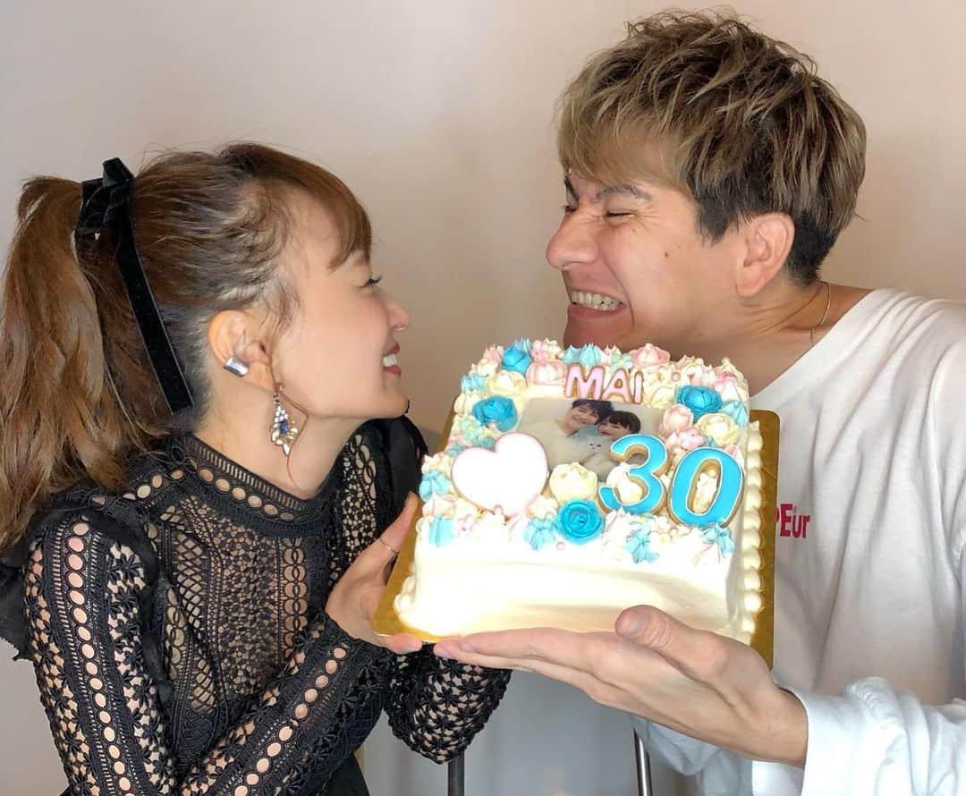 渡部麻衣さんのインスタグラム写真 - (渡部麻衣Instagram)「9/23ついに30歳を迎えました🎂✨﻿ ﻿ 30代って急に大人な雰囲気漂ってくるし﻿ 若さと勢いだけでは乗り切れなくなるし﻿ 迎えるのが怖い時期もありましたが…笑﻿ いざ迎えてみたらなんだかとっても﻿ ワクワクしている自分がいます😚♡﻿ ﻿ 20代最後の日なんてファンミーティングまで﻿ 開かせてもらえて支えてくれる皆様の﻿ 存在の大きさを再確認出来ました！﻿ 本当にありがとう！﻿ ﻿ そして、これからの人生を﻿ 共にしたい相手に出会えた20代。﻿ …ワクワクするに決まってるよね☺️﻿ ﻿ どんなことにも全力で楽しんで﻿ ますますパワーアップした姿を﻿ 見せていきたいと思っているので﻿ 30代の私もどうぞよろしくねっ❤️﻿ ﻿ ※そして…0時ピッタリ30歳を迎えた瞬間を﻿ 1番最後に載せとくね🙄←これが1番私っぽい笑」9月24日 23時21分 - mmaaiipp