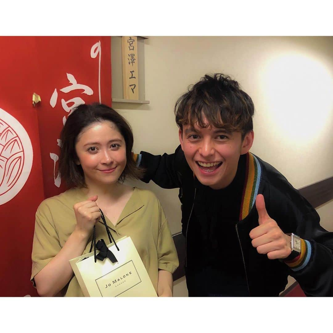 ハリー杉山さんのインスタグラム写真 - (ハリー杉山Instagram)「笑って、笑って、笑いました。 "ペテン師と詐欺師" に感動 ^_^ 前の席にかじりつきそうなくらい、 一人一人のお芝居と歌にやられ、 自分がキャストの一員になったかのような臨場感。石丸さんのダンディズムと孝之氏の天才的七変化が見事にブレンドして、なんかもう言う事ないです。鬼満足！！絶対見ないと損します！！ ループレット....笑  そして宮澤エマちゃん！PIPPINもそうでしたが、歌上手いのはもちろん、 登場シーンからズルいっす 笑 なんかクスっとさせてしまう、ブリジット・ジョーンズ的な憎めない要素もあれば、、いや びっくり。その先は劇場で^_^  What a wonderful time watching "Dirty Rotten Scoundrels" i was on the edge of my seat having a chaotic  time cuz it made me crack myself so hard. absolutely flipping brilliant!! #ペテン師と詐欺師 #ミュージカル  #dirtyrottenscoundrels  #山田孝之  #石丸幹二 #宮澤エマ  #mindblowing #funnyashell」9月24日 23時14分 - harrysugiyama