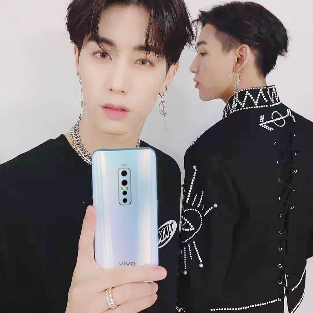 Mark さんのインスタグラム写真 - (Mark Instagram)「Let's guess . . . Who is he? Me and my recent favourite thing #Comingsoon #VivoV17Pro #V17ProxMTBB #V17ProLookBeyond」9月24日 23時16分 - marktuan