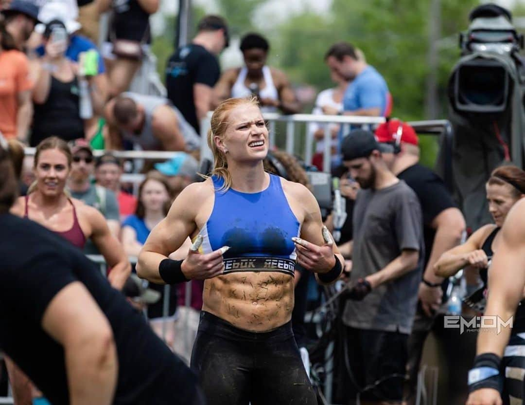 アニー・スラスドーターさんのインスタグラム写真 - (アニー・スラスドーターInstagram)「What??!! Is there’s something on me?  Post one of my favorite workouts at @rogueinvitational  21-15-9 Deadlift 315/225lbs Burpee pull ups  Time 6:29」9月24日 23時21分 - anniethorisdottir