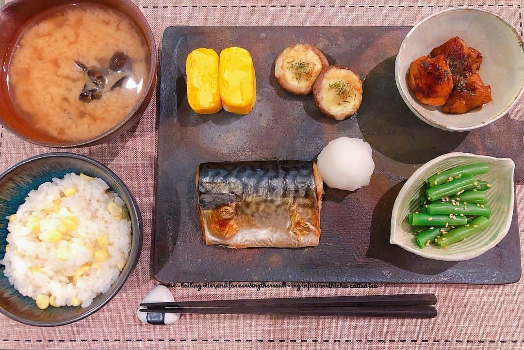岸明日香さんのインスタグラム写真 - (岸明日香Instagram)「この後1:00〜テレビ東京にてドル箱みてね！  ダイエットといいつつもろこしご飯おかわりしちゃう。。 後は冷凍にしよ🤒 #岸キッチン #鯖の塩焼き #インゲン胡麻和え #だし巻き卵 #鶏の照り焼き #椎茸のにんにくチーズ焼き #しじみの味噌汁 #とうもろこしご飯🌽」9月24日 23時17分 - aspoo02