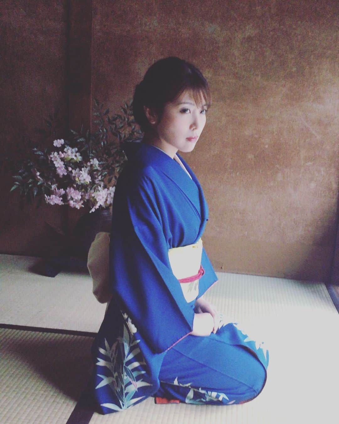 新村あかりのインスタグラム：「着物いいよね  #kimono  #着物 #実は緊縛撮影のとき #このあと脱がされた #また縛られたいなぁ #新村あかり」