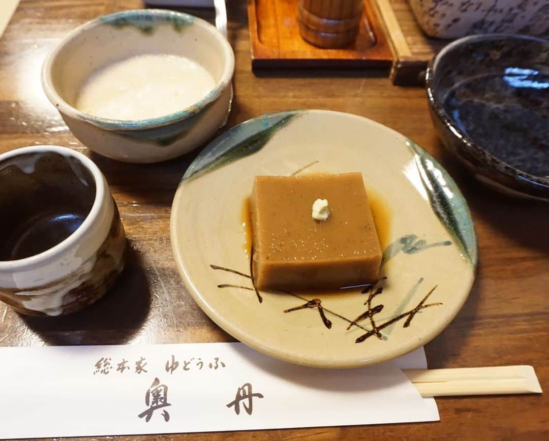 櫻本茉朋さんのインスタグラム写真 - (櫻本茉朋Instagram)「実家に帰ったついでに、京都の「奥丹」さんで湯豆腐を頂いてきました。  トロッとした滑らかな食感で、豆の甘みが口いっぱいに広がるめちゃくちゃ上品で美味しい湯豆腐…✨ 胡麻豆腐も田楽も最高でした😭  #湯豆腐は娘にほぼ食べられた #美味しい豆腐は違う #出汁もおいしい #赤ちゃんでもわかるらしい #満面の笑みで要求された #奥丹 #南禅寺 #湯豆腐 #京都旅行」9月24日 23時24分 - mahou_sakuramoto