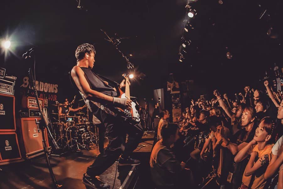 Shun さんのインスタグラム写真 - (Shun Instagram)「【SHADOWS x TOTALFAT】 ・ ・ 濃すぎる胸熱の九州２DAYSが終わっちまった！ なんか福岡のライブ中は喋ってて泣きそうになっちゃった。あぶねー。 ・ ・ どのバンドよりも格段に付き合いが長い上に、バックボーンや元々いたシーンが一緒で、互いに募る想いはひとしおだった。 今はなき 渋谷ギグアンティック… 17-18年ぐらい前あそこで俺らは出会った。 ・ SHADOWSの３人はあの頃から何も変わらないと言うか、見違える進化を遂げているのにコアの大事な部分がずっと変わらず、純粋に音楽を楽しんでる。カッコイイ。 嘘も建前も遠慮も無いからたまに厳しいことも平気で言ってくれるし、びっくりするくらいバカだし、なんかいつも見てて羨ましい気持ちになるよね👏🏻 ・ ・ Kubotyの気持ちにも、これから３人で走っていくTOTALFATの未来にも、惜しみない想いと行動で全力ベットしてくれたSHADOWSに心から感謝してます。ありがとう！リョウ君&ハヤトも最高！ ・ ・ 次は俺らのツアーで一緒にやり散らかそ🔥🔥 ・ ・ 📷①~⑦ @taka_tallman  #SHADOWS #TOTALFAT」9月24日 23時47分 - totalfat.shun