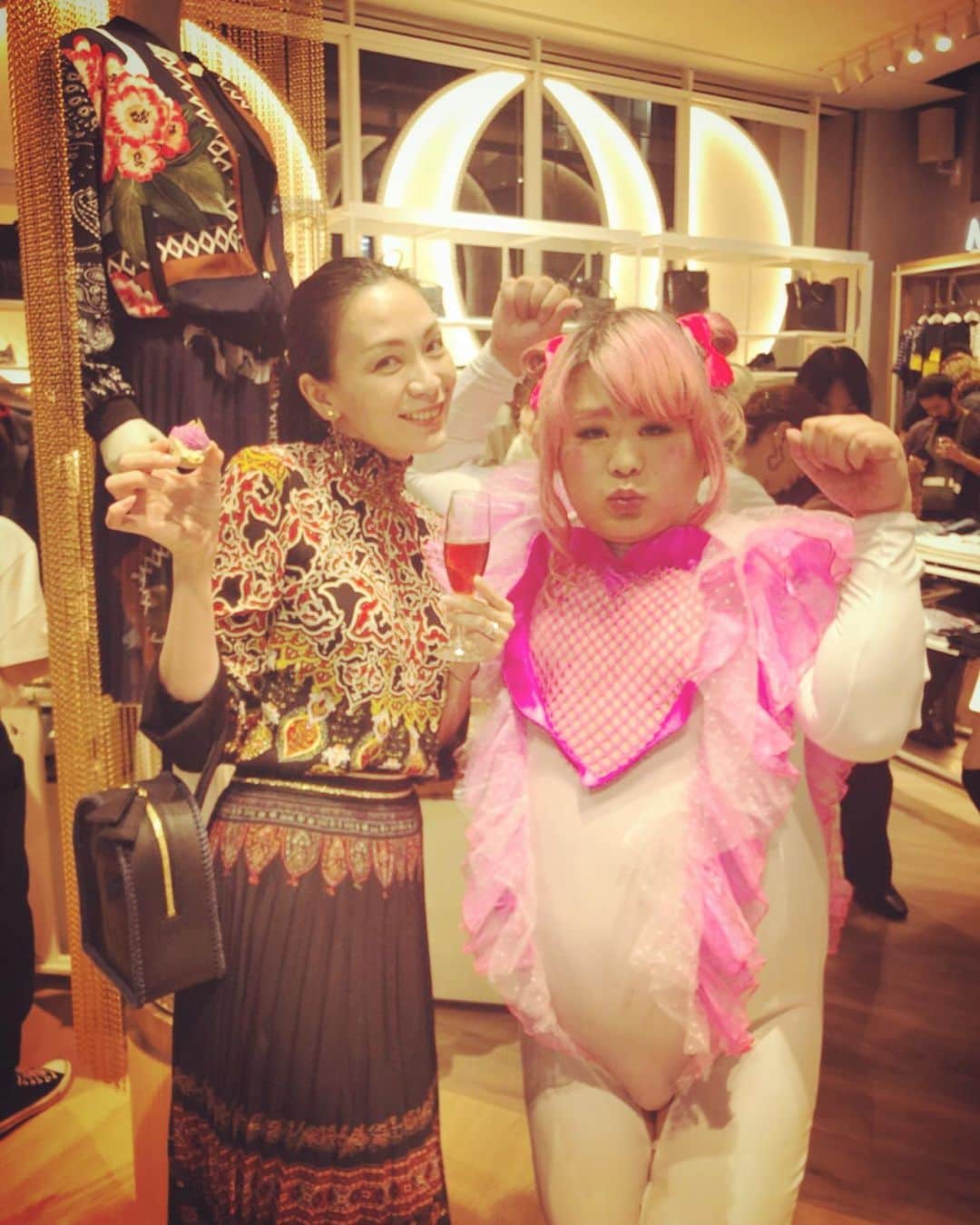 宮崎京さんのインスタグラム写真 - (宮崎京Instagram)「Desigual Store Harajuku 🛍  なかなか派手な色使い・柄・デザインだったりするのですが、身につけるとパワーチャージできちゃう服👗✨ 会場を盛り上げていた、ピンクの妖精さんとパシャリ📸🧚‍♀️ 写真2枚目のコーディネートとか、とても好きだわ💕  #desigualinbeta #デシグアル #原宿店リニューアル #ピンクの妖精 さん #お名前を伺いそびれた #tokyo #fashion」9月24日 23時49分 - miyakomiyazaki
