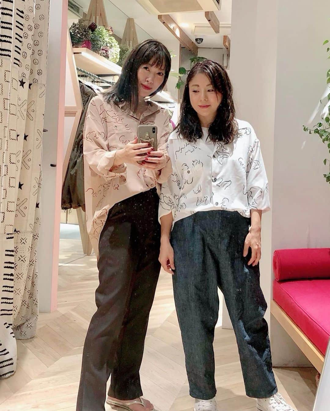 坂本美雨さんのインスタグラム写真 - (坂本美雨Instagram)「渋谷のFREAK'S STOREでやっている Cat's ISSUE @catsissue のPOP-UP。 新作のテキスタイル、ファンシーじゃない大人のネコネコしさにひとめぼれ。ふだんめったにしないシャツとズボン（あ、パンツか）の組み合わせにもトライ。 @freaksstore_official」9月25日 0時02分 - miu_sakamoto