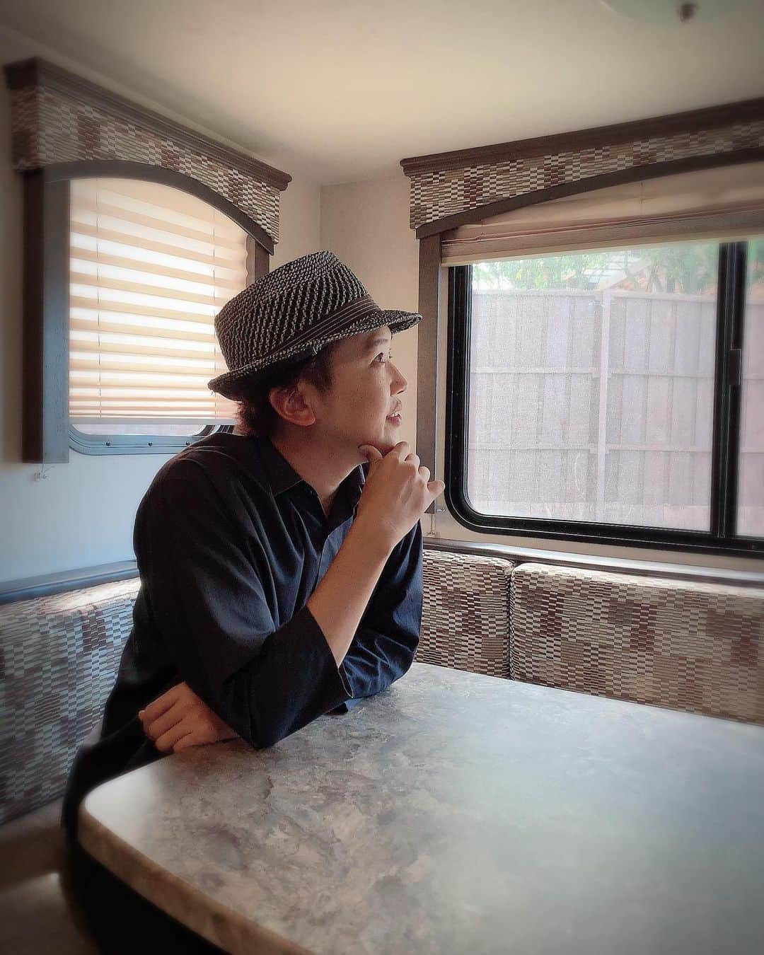 金子貴俊のインスタグラム：「キャンピングトレーラー カッコいい。広いし、キッチンも充実。 いつかトレーラーで旅してみたいなぁー  #金子貴俊 #japan #アウトドア #outdoor#カネコcamp #outdoorlife #キャンピングカー#キャンピングトレーラー#キャンプ#camp#trailer#campingtrailer #kanekojouney」