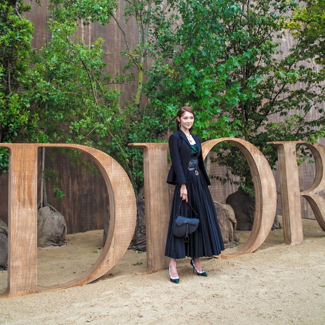 Elva Niさんのインスタグラム写真 - (Elva NiInstagram)「Welcome to Dior’s secret garden🌳 . . @Dior #Dior #DiorSS20 #MariaGraziaChiuri #PlantingForTheFuture hair @greencheung 📸 @zheng_photo  #elvainpfw #elvaootd」9月25日 0時31分 - misselvani