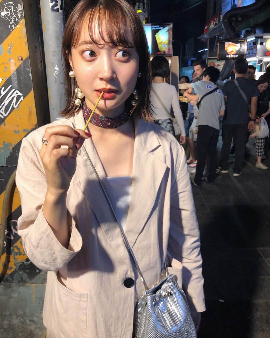 磯俣愛さんのインスタグラム写真 - (磯俣愛Instagram)「夜市食べまくった タピオカ150円くらいで買えるんやが。。。 肉まんも60円くらいやしなにもかも安い。。。 服と600円とかやしピンキリやけどサイクァ 台湾楽しむ タクシー🚕のおじちゃんが優しすぎて感動 (日本人向けに台湾紹介動画見せてくれた😭) . . . ストーリーで質問来てたこのバッグは @alia_jp ❤︎ これ１つでポイントになる！ っていうバッグがほしくて手に入れたんだぁぁぁぁ 華奢見えバッグでめちゃ気に入っとる シルバー何にでも合うからいいよねえ(°▽°)❤ . . . #台湾旅行#台湾#台北#夜市#台湾夜市#台北夜市#台北旅行#︎セットアップ#韓国通販#alia#旅行#海外旅行#アジア旅行」9月25日 0時35分 - ai_isomata