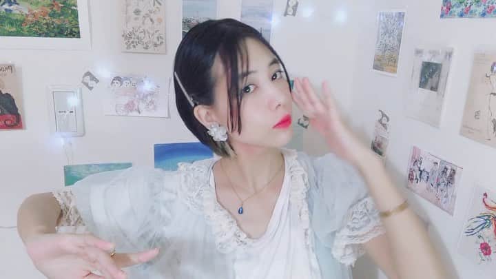 木村仁美のインスタグラム：「room dance...💐 湧き出るもの、見えるもの。 . #ちゃみムービー . . . . . . . . . . . #即興ダンス #即興 #ルームダンス #ちゃみダンス #dancer #dancerslife #バレエ #ballet_instagram #手遊び #japaneseartist #黒髪ショート #お部屋 #ショートカット女子 #バレエエスクプレッション #balletexpression」