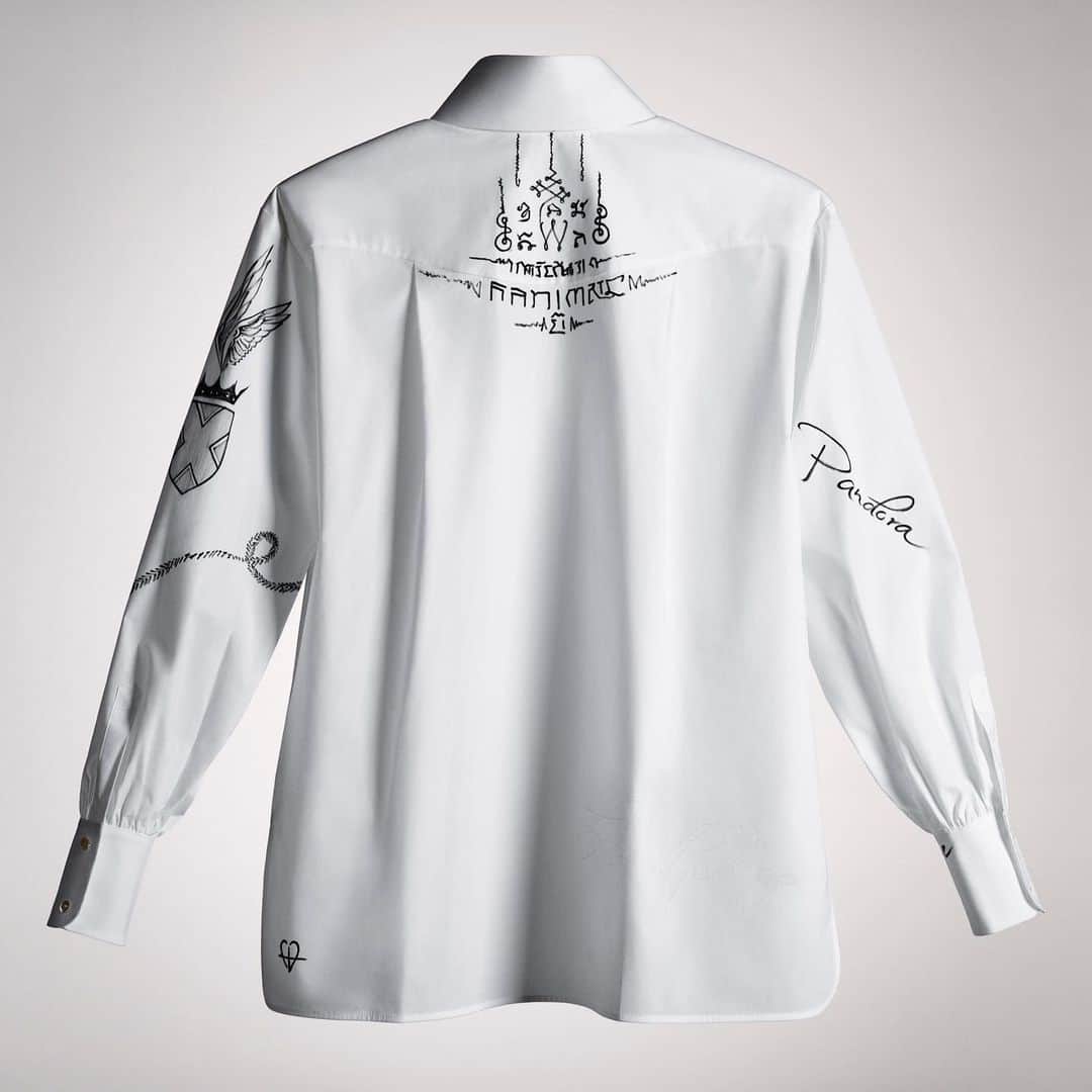 カーラ・デルヴィーニュさんのインスタグラム写真 - (カーラ・デルヴィーニュInstagram)「I’m so honored to be part of this incredible project and to have designed my own white shirt to pay tribute my dear friend @karllagerfeld.  Inspired by Karl's lucky number, seven of the exclusive white shirts will be replicated 77 times each and sold for €777 per piece. The entire sales proceeds will be donated to the "Sauver la Vie" charity for medical research, which Karl supported for many years. #TributeToKarl @sauverlavie @farfetch」9月25日 1時05分 - caradelevingne