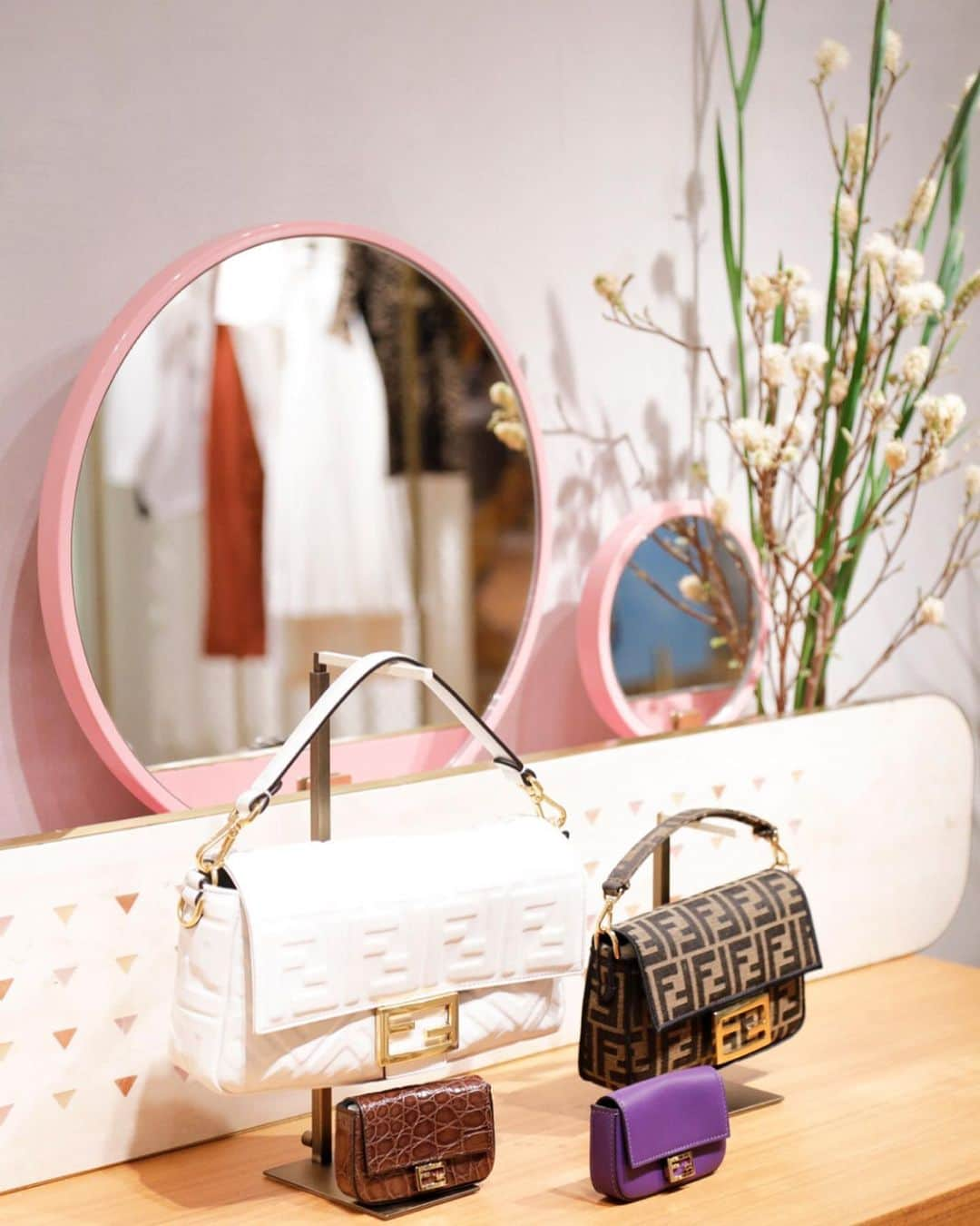 Fendiさんのインスタグラム写真 - (FendiInstagram)「From the iconic leather motif to the brand-new Nano iteration, discover and shop the latest #FendiBaguette looks, as showcased in the #BaguetteFriendsForever Tokyo story. Link in bio. Shot at: @78.tokyo  Discover more on @fisforfendi」9月25日 1時00分 - fendi