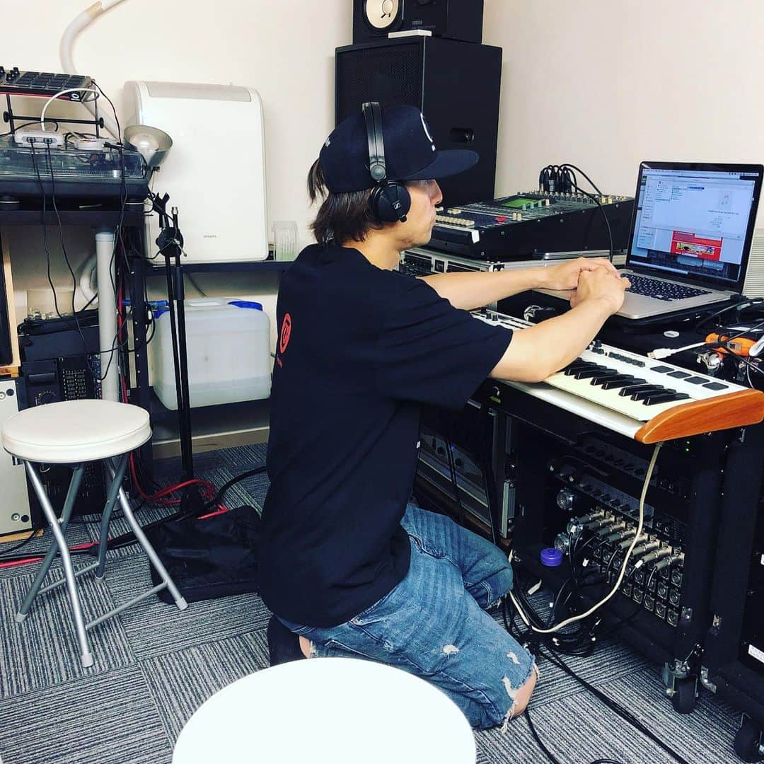 奥本健さんのインスタグラム写真 - (奥本健Instagram)「普段、mix作業や諸々 田家ちゃんには いつもお世話になってたりするので 安いけどたらふく食べてもらおう！との事で、こんな攻撃してます‪𐤔 ここですかさず ｢全然、残しても…良いぞ🙂｣ ｢俺の時代は先輩からの頂きもんはぁ…｣ と話したら｢押忍ッッッ!!｣っつて‪𐤔 まぁ…パワハラだね😂 良い子です‪𐤔  そんなctwenteeの在籍するCGF 10月はルイーズさんとこでLIVEする様です🎤🎶 引っ込み思案なDJ🎧ジュン(caliだっけ？LBだったっけか？😂)ももちろん一緒 一見強面な彼らですけど、根が真っ直ぐでピュアな人ら そしてモニカandチカちゃんのshow りょうこさんとブルーレットのshowもある いやぁ濃厚‪𐤔 CGFのメンバーさんはお酒飲ませ過ぎるとほぼ皆んなバグるので🤣 彼らと飲んで話したい方は 本番後に浴びるほどどーぞー‪𐤔  タイミングOK 楽しいの大好き お酒飲めなくてもOK ゴリゴリラップ聴いてみたい！ 10月yeah!!な皆さん 是非、東心斎橋ルイーズ🦋へ  #CGF#crowngangsta#各々バグる#モニカただの変態#チカちゃん真面目とぶっ飛んでる#りょうこさんメルヘン#ブルーレットたぶん変態andオシャレ#ん〜濃い#東心斎橋#ルイーズ#ドラッグクィーン#パワーとパンチ力あるママ」9月25日 1時01分 - ken_okumoto