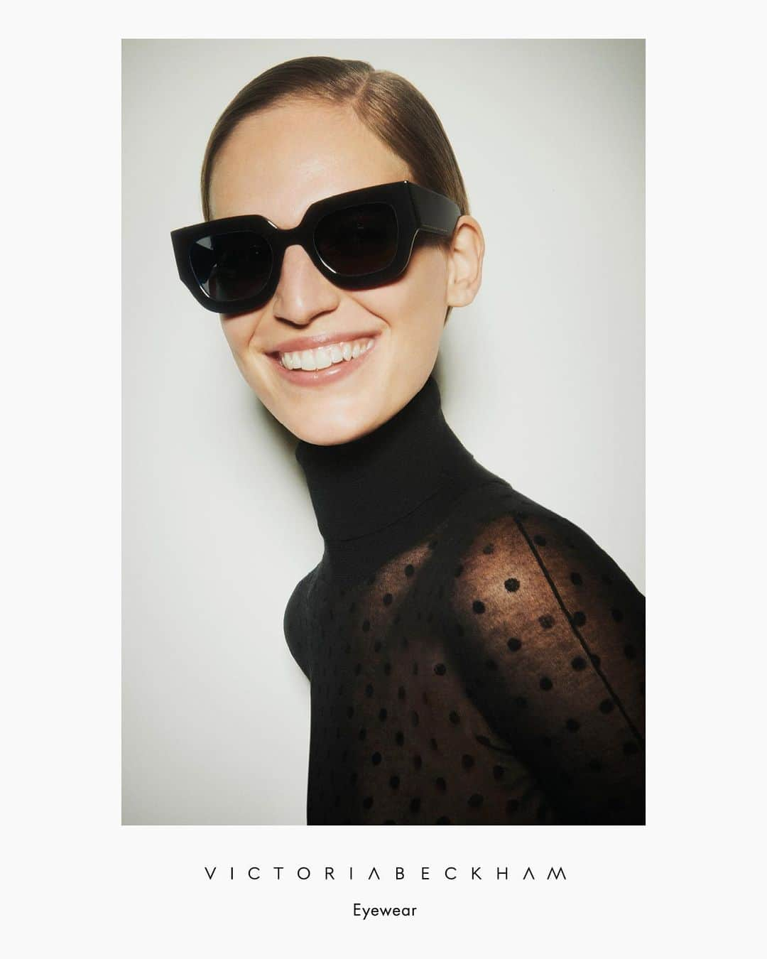 ヴィクトリアベッカムさんのインスタグラム写真 - (ヴィクトリアベッカムInstagram)「So excited to launch my new #VBEyewear! Sun protection with style. x VB」9月25日 1時13分 - victoriabeckham