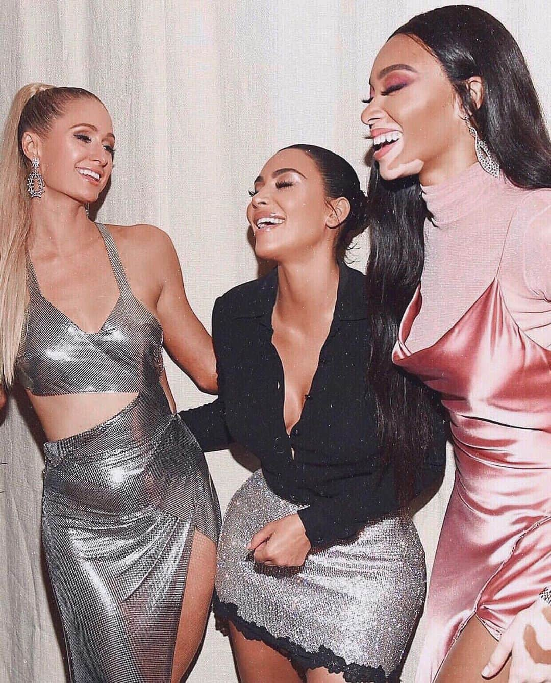 キム・カーダシアンさんのインスタグラム写真 - (キム・カーダシアンInstagram)「We had so much fun catching up and celebrating the @kkwbeauty X @winnieharlow collab. It’s available now at kkwbeauty.com」9月25日 1時09分 - kimkardashian