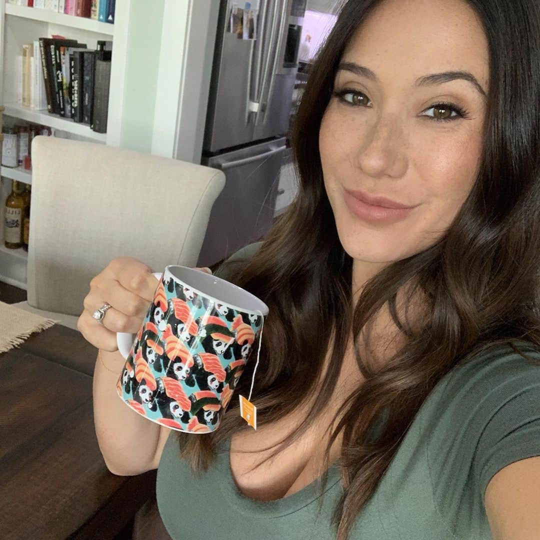 Eva Loviaさんのインスタグラム写真 - (Eva LoviaInstagram)「This is my favorite coffee mug it’s covered in sushi pandas. Sorry I know a lot of you don’t care about my sushi panda cup or my selfie. I’ll make it up to you with a picture of my butt later.」9月25日 1時10分 - evalovia