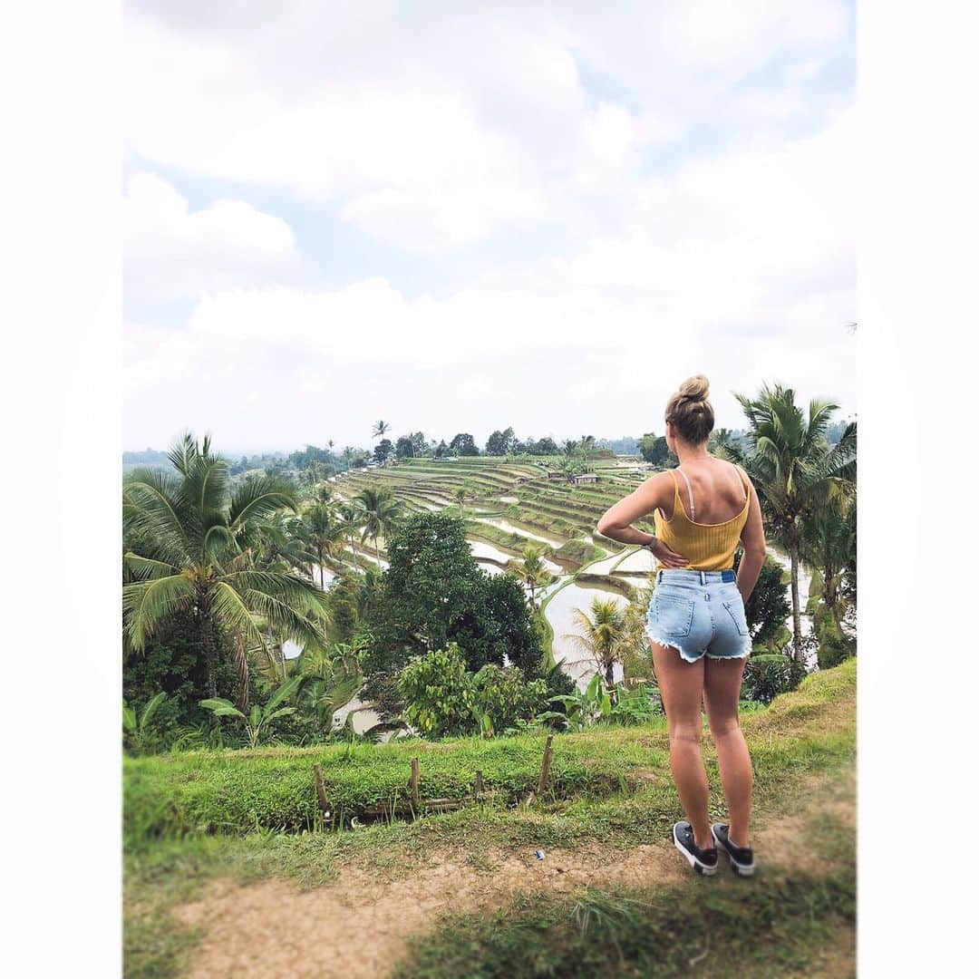 Sophia JUNKのインスタグラム：「The world is a book and those who do not travel read only one page. #fernweh ⠀⠀⠀⠀⠀⠀⠀⠀⠀⠀⠀⠀⠀⠀⠀⠀⠀⠀⠀⠀⠀⠀⠀ Ich hoffe ihr hattet allen einen guten Start in die Woche ✨ ⠀ #worldtravel #travel #bali #happyplace」