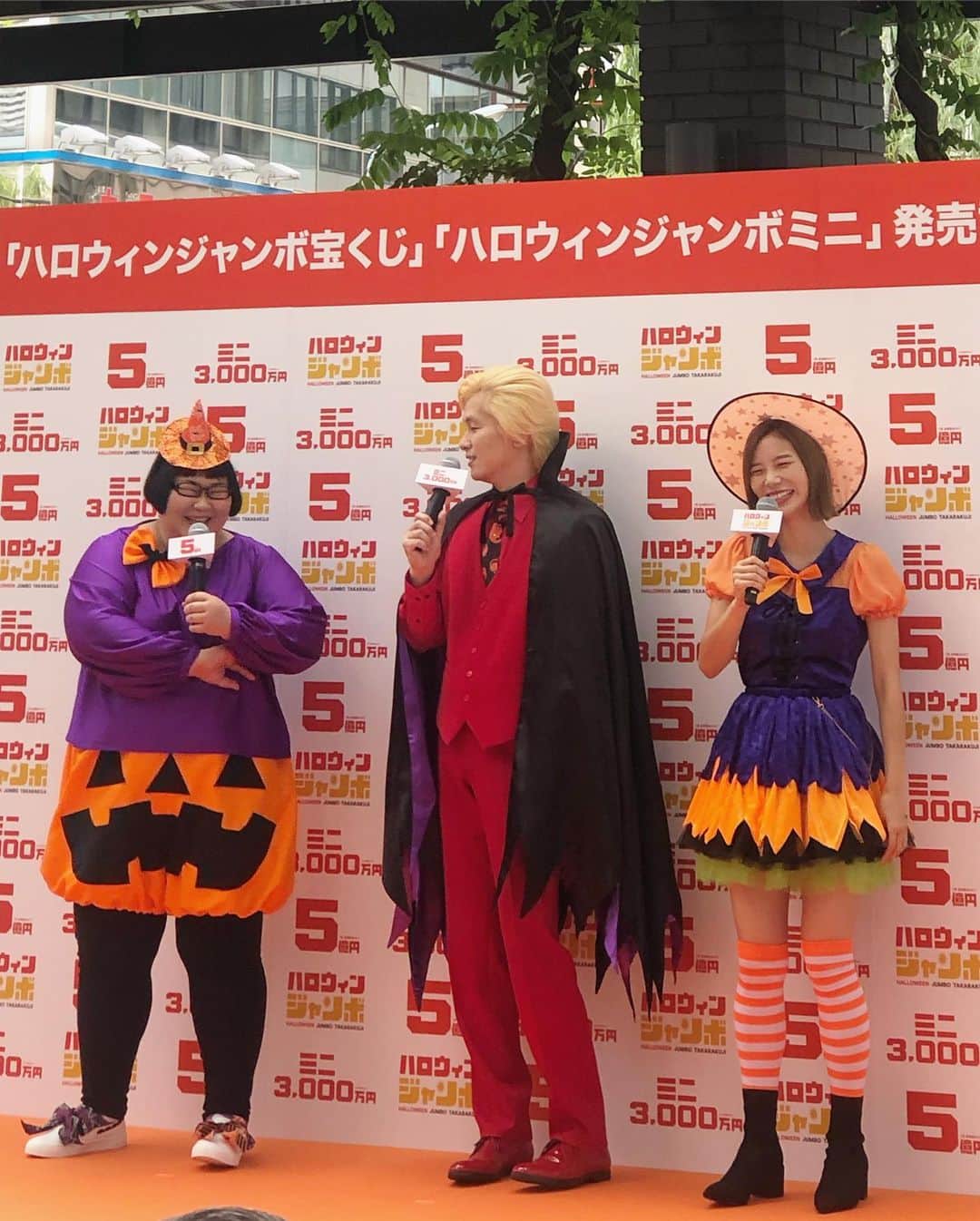 朝日奈央さんのインスタグラム写真 - (朝日奈央Instagram)「今日はハロウィンジャンボ宝くじの 発売記念イベントがありました👻 みなさんも是非買ってみてね💜 家族写真👨‍👩‍👧 #halloween」9月25日 1時49分 - pop_step_asahi