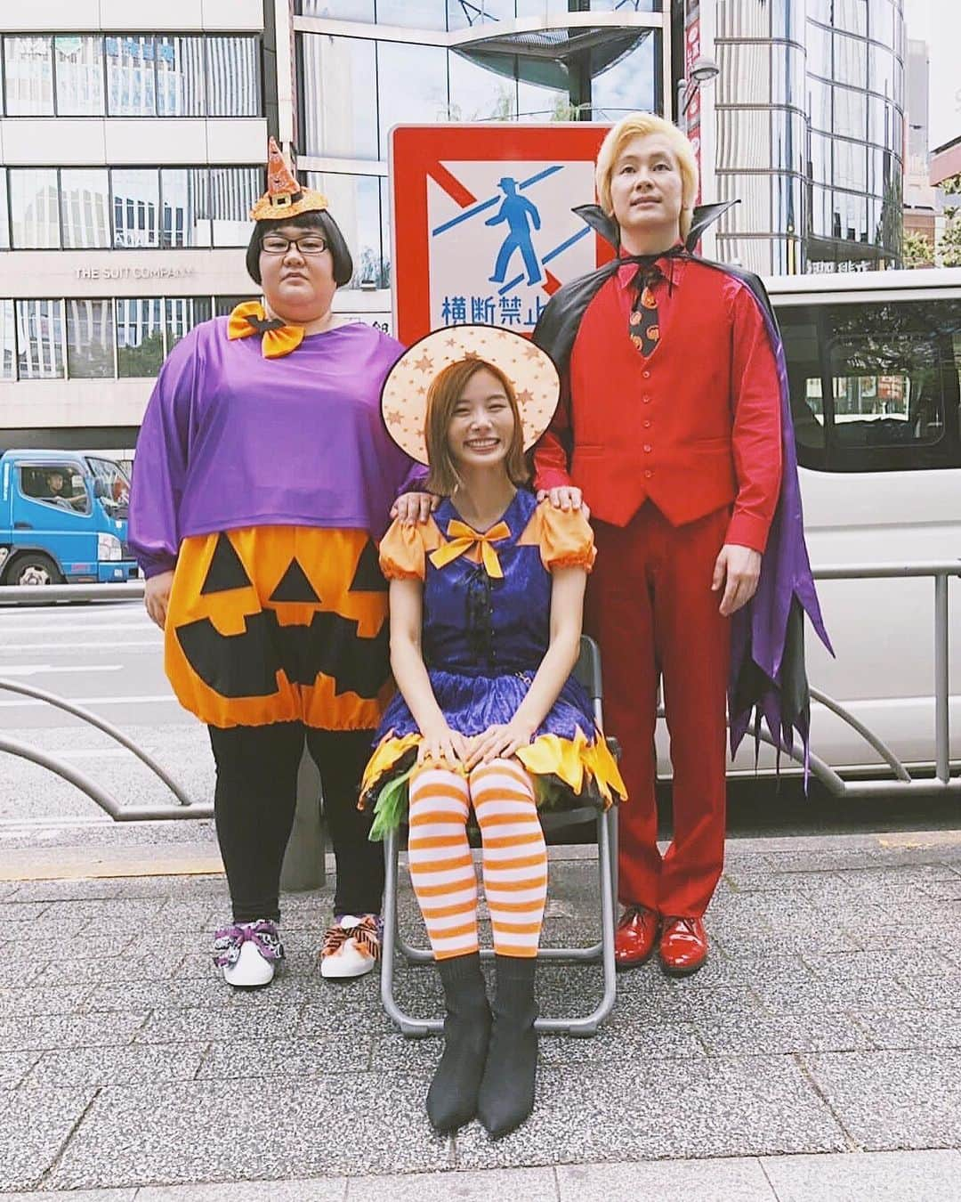 朝日奈央さんのインスタグラム写真 - (朝日奈央Instagram)「今日はハロウィンジャンボ宝くじの 発売記念イベントがありました👻 みなさんも是非買ってみてね💜 家族写真👨‍👩‍👧 #halloween」9月25日 1時49分 - pop_step_asahi