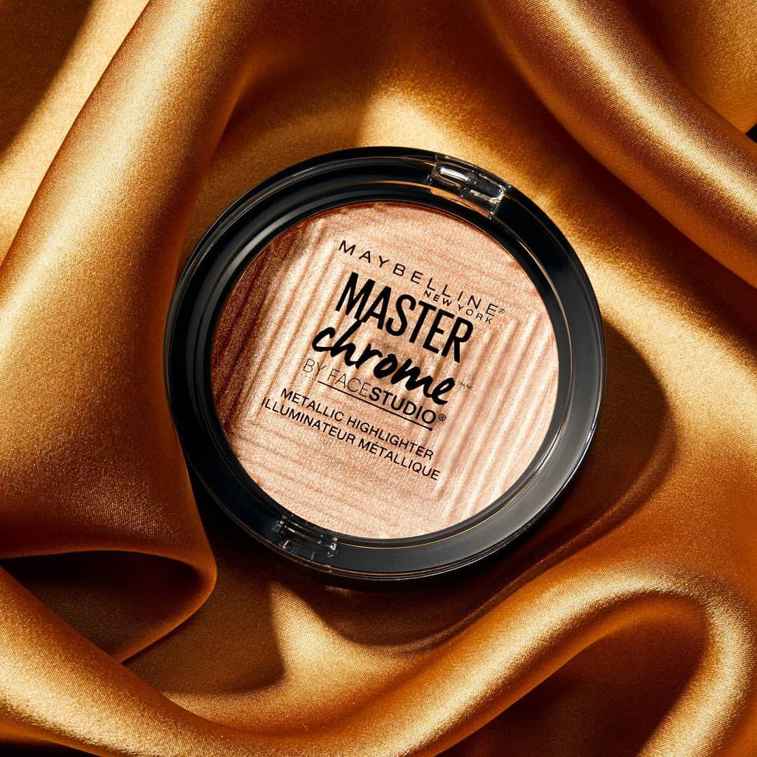 Maybelline New Yorkさんのインスタグラム写真 - (Maybelline New YorkInstagram)「Tag that friend who's highlight level is always 💯! Stay glowing all day with our fan fave #masterchrome highlighter in 'molten gold'! 💥」9月25日 1時51分 - maybelline