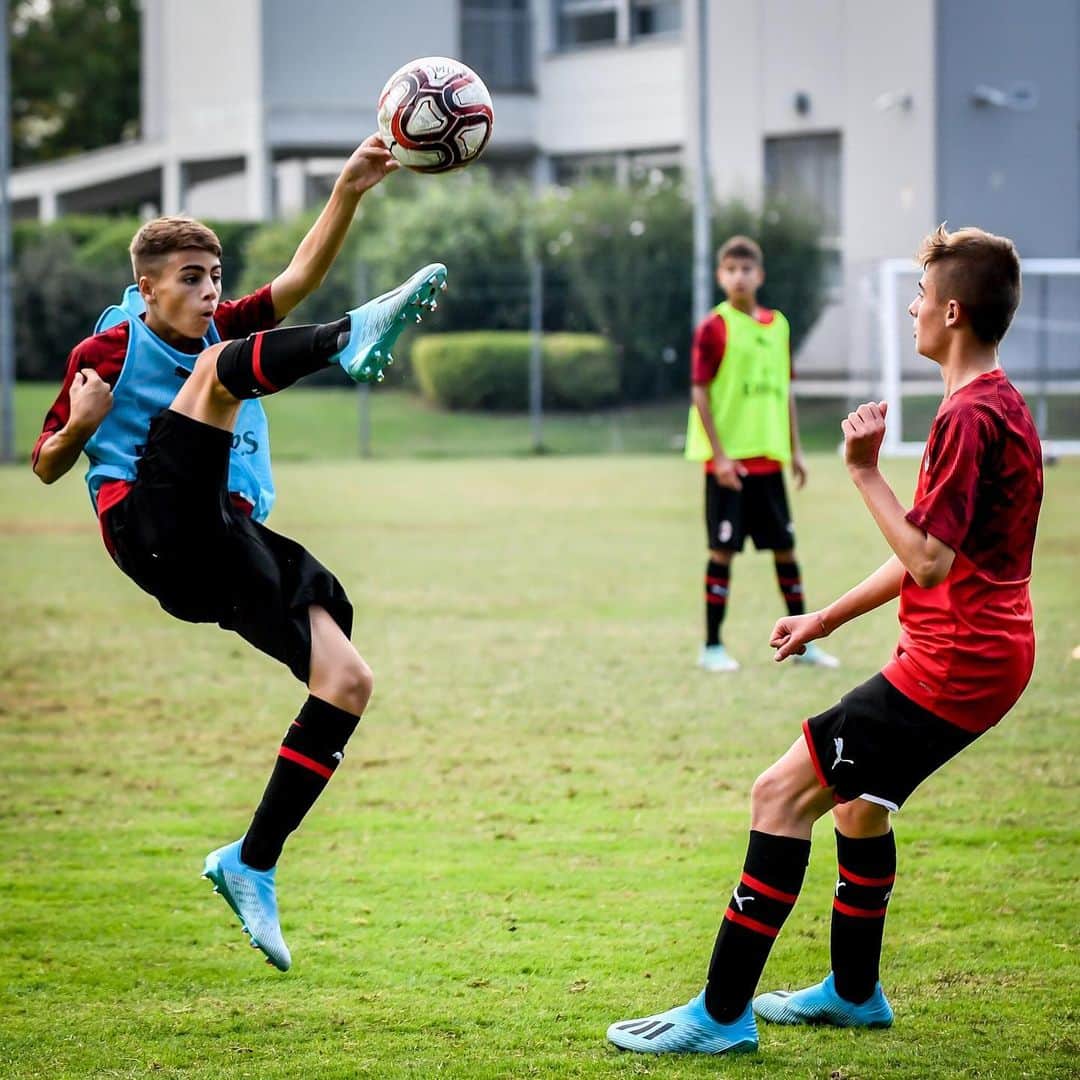 ACミランさんのインスタグラム写真 - (ACミランInstagram)「Tomorrow belongs to those who prepare for it today! 🔴⚫️ Our U-14’s working towards their future 🔜  #SempreMilan #MilanYouth」9月25日 1時55分 - acmilan