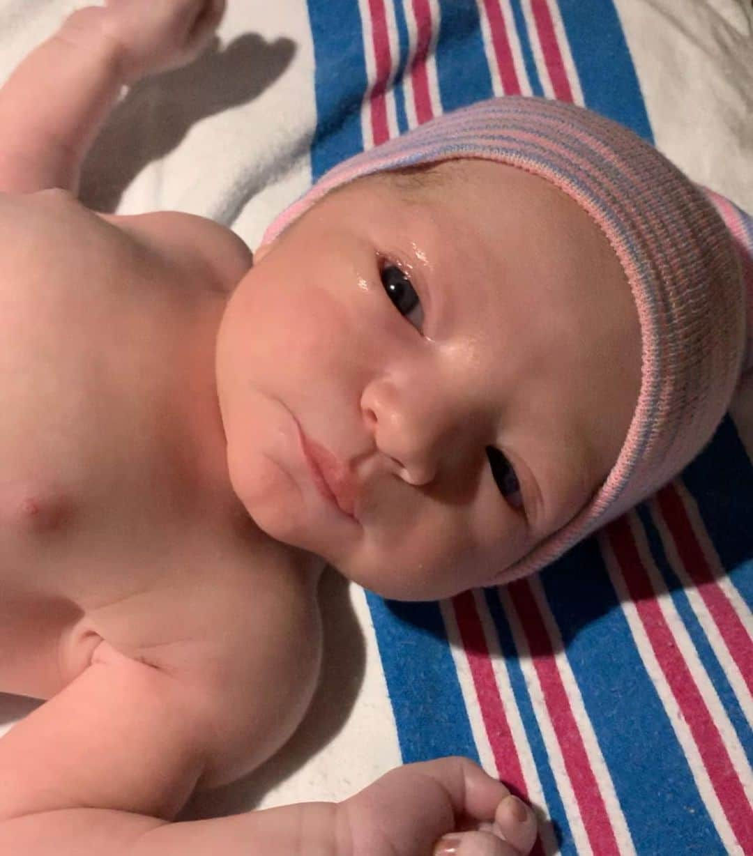 オードリー・ゲルマンのインスタグラム：「sidney allen zechory (a.k.a “sid the kid”, “sidney the kidney”) born at 2:18am 7lbs 11oz he is so beautiful we are over the moon」