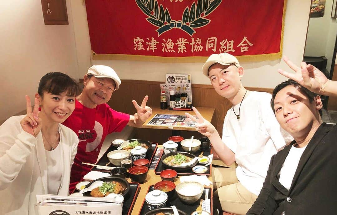 のインスタグラム：「【神戸ツアー番外編】 2019.09.23(月/祝) 11:30頃  神戸三宮で、朝一便で飛んできて頂いたピアノの田中Ｋ助さんと合流し、東京で長年サポートして頂いているGuitarの桜井俊也さんと、Perの川村成史さんと、Ｋ助さんは、初対面ランチ🌸 とても不思議な感じ(笑)Ｋ助さんにみんなで質問攻め☺️ しかし！飛行機も飛んで良かったし、何よりこの日は晴れたのです☀️ 雨予報が晴れになった日！ Ｋ助さんと３週間連続ライブやってますが、雨に降られずに来てます！ これ、本当に凄いこと❗️😳(笑) . 初めてリハーサルを合わせたのは、ライブ当日だったのです。 それでもパシッと決めてくれるのは、皆さま流石です⭐️ . 【写真】 左から わたし、桜井俊也さん、川村成史さん、田中Ｋ助さん . #ナガレボシツアー番外編 #ナガレボシ #北広アキ #田中Ｋ助 #桜井俊也 #川村成史」