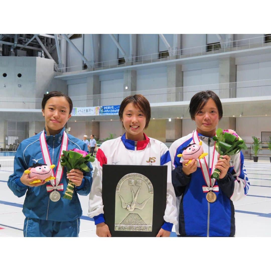 荒井祭里さんのインスタグラム写真 - (荒井祭里Instagram)「日本選手権、女子高飛込で優勝しました！3連覇本当に嬉しいです！ 日本一になるって本当に嬉しいことだなと思いました。 この盾を持つのが本当に憧れだったので、こうして今年も持つことが出来て嬉しかったです😊 コーチや、応援してくれる方々のおかげです。ありがとうございます。 また次に向けて頑張ります！」9月25日 8時23分 - _matsubokkuri_